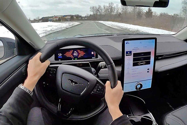 Họ đã lái ở tốc độ trung bình khoảng 50 km/h, vậy nên đây giống như một bài kiểm khả năng tối ưu nhiên liệu hơn là kiểm tra mức tiêu thụ nhiên liện truyền thống. Họ chỉ dừng lại hai lần để sạc điện, và tổng thời gian đi sạc điện chỉ là 45 phút, không bao gồm thời gian sạc điện lúc ban đầu chuyến đi.