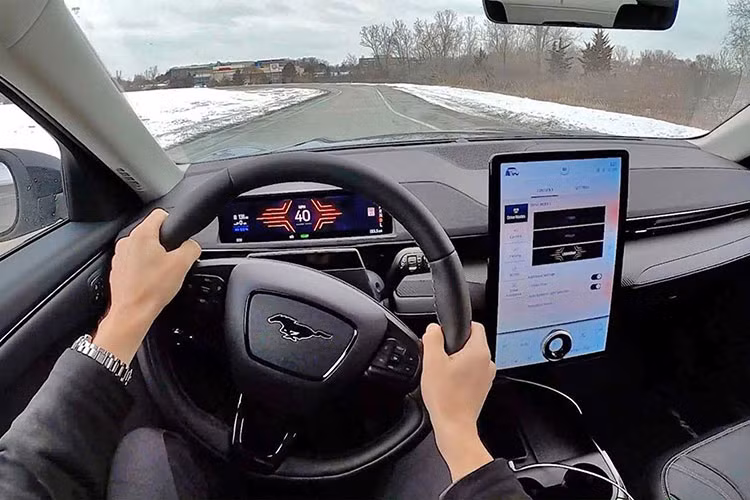 Họ đã lái ở tốc độ trung bình khoảng 50 km/h, vậy nên đây giống như một bài kiểm khả năng tối ưu nhiên liệu hơn là kiểm tra mức tiêu thụ nhiên liện truyền thống. Họ chỉ dừng lại hai lần để sạc điện, và tổng thời gian đi sạc điện chỉ là 45 phút, không bao gồm thời gian sạc điện lúc ban đầu chuyến đi.