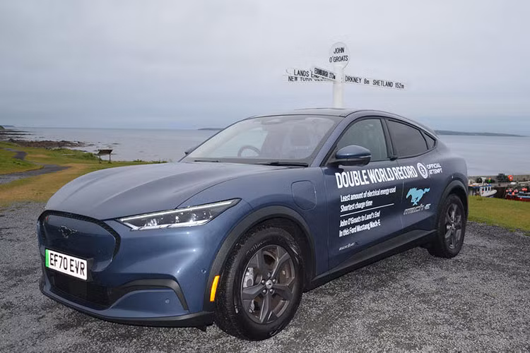 Đây chính là lý do mà những người lái xe điện không thể chỉ dựa vào một tiêu chuẩn duy nhất cho phạm vi di chuyển ước tính. Nếu bạn chuyên lái xe trên đường cao tốc và thường xuyên vượt quá tốc độ cho phép, bạn chắc sẽ không thể đạt được phạm phi ước tính EPA của hầu hết các xe ô tô điện. Tuy nhiên, nếu bạn chủ yếu lái xe quanh thành phố, bạn có thể sẽ thấy ngạc nhiên về phạm vi hoạt động của một chiếc xe điện hiện đại.