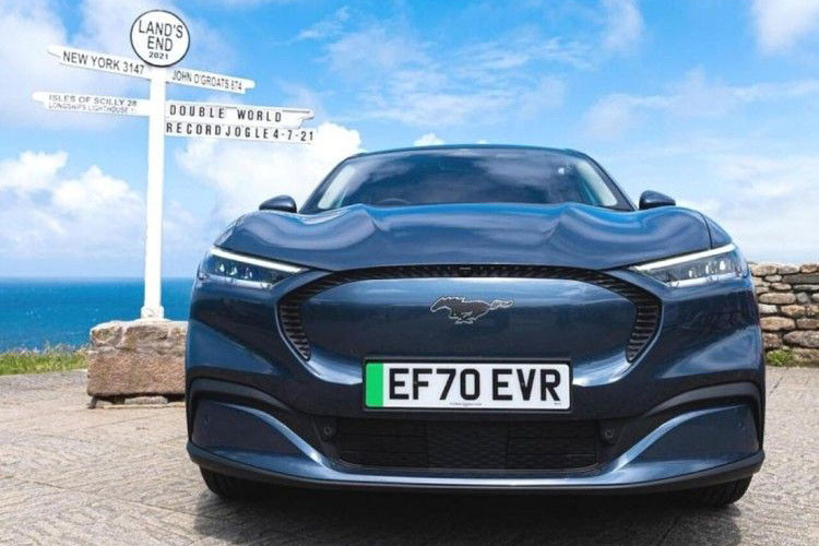 Các tay lái ngồi sau chiếc Mustang chạy điện là Paul Clifton, Fergal McGrath, và Kevin Brooker, những người cũng đang nắm giữ kỷ lục tương tự với xe chạy xăng và dầu. Hành trình của họ bắt đầu từ ngày 3/7/2021 vừa qua và mất 27 tiếng để hoàn thành.