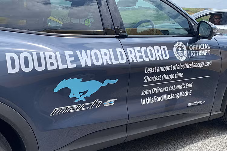 Họ đã lái chiếc Ford Mustang Mach-E lập kỷ lục Guinness ở tốc độ trung bình khoảng 50 km/h, vậy nên đây giống như một bài kiểm khả năng tối ưu nhiên liệu hơn là kiểm tra mức tiêu thụ nhiên liện truyền thống. Họ chỉ dừng lại hai lần để sạc điện, và tổng thời gian đi sạc điện chỉ là 45 phút, không bao gồm thời gian sạc điện lúc ban đầu chuyến đi.