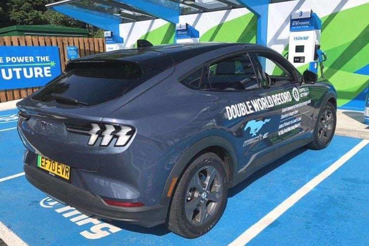 "Phạm vi di chuyển và hiệu năng của Ford Mustang Mach-E biến nó thành một chiếc xe hàng ngày đủ sức ứng phó cả những hành trình khó đoán. Chúng tôi đã chạy thử 400 km trong một ngày và vẫn còn 45% pin trên đường về.” Đội ngũ lập kỷ lục chia sẻ thêm.