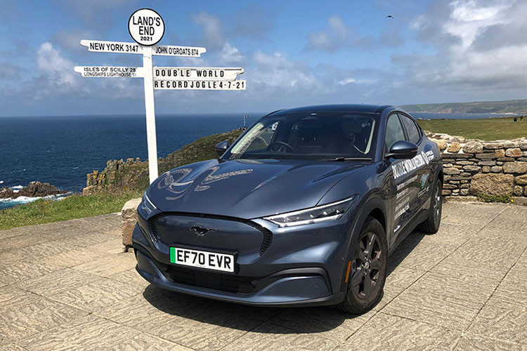 Mới đây, mẫu xe crossover điện Ford Mustang Mach-E 2021 mới đã lập nên một Kỷ lục Guinness cho hiệu “xe điện tiết kiệm nhất”. Kỷ lục này tuyên bố rằng Mustang Mach-E đạt trung bình 10,5 km mỗi kWh trong hành trình 1.352 km giữa John o’ Groats và Land’s End, nước Anh.