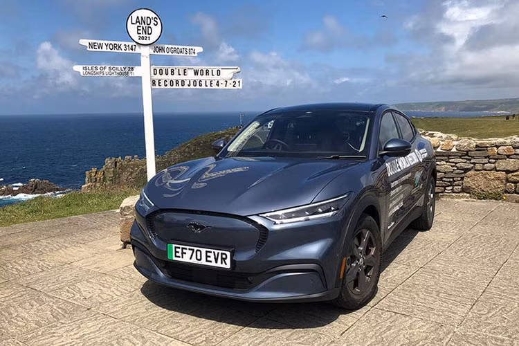 Mới đây, mẫu xe crossover điện Ford Mustang Mach-E 2021 mới đã lập nên một Kỷ lục Guinness cho hiệu “xe điện tiết kiệm nhất”. Kỷ lục này tuyên bố rằng Mustang Mach-E đạt trung bình 10,5 km mỗi kWh trong hành trình 1.352 km giữa John o’ Groats và Land’s End, nước Anh.
