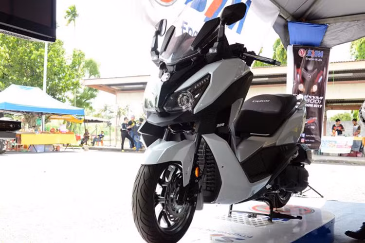 Mẫu xe tay ga cỡ lớn SYM Cruisym 300i vừa chính thức bán tại thị trường Indonesia với giá 78,8 triệu IDR, tương đương 5.934 USD (khoảng 134 triệu đồng). Các đối thủ chính của mẫu xe tay ga phân khối lớn này tại thị trường sẽ bao gồm; Yamaha X-Max 300 và Honda Forza 300.