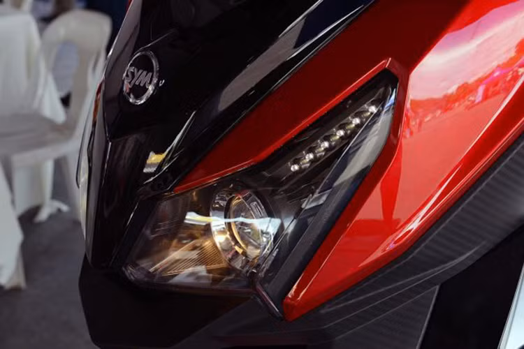 Ở phía trước, cũng giống như MAXSYM 500, Cruisym 300i cũng sở hữu cặp đèn pha kép với 2 bóng pha dạng thấu kính projector và đèn chiếu sáng ban ngày LED. Tuy nhiên so với MAXSYM, cụm đèn pha của xe đã có thiết kế khá khác biệt với kích thước to hơn, nhưng ít sắc sảo hơn.