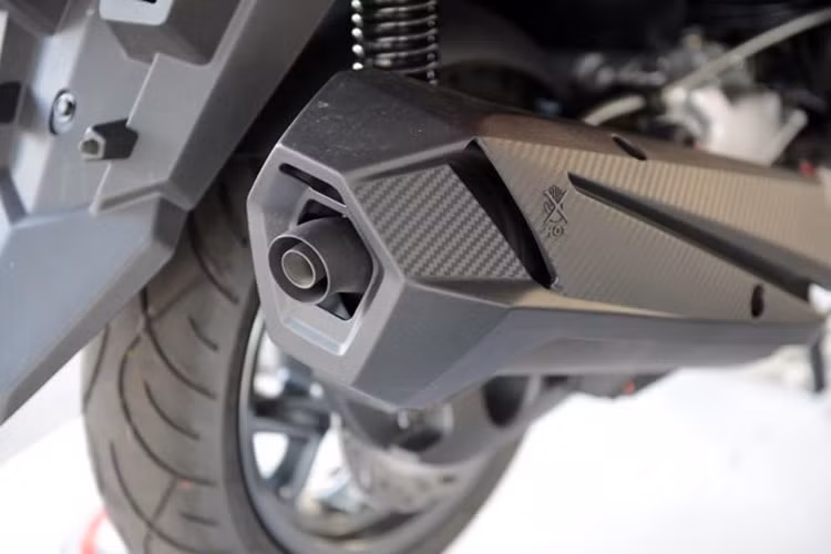 Thay vì động cơ 500 cc như mẫu concept MAXSYM, chiếc Cruisym 300i mới này sở hữu cỗ máy 1 xi-lanh 4 van làm mát bằng chất lỏng, có phun nhiên liệu điện tử và dung tích thức 278,3 cc. Sức mạnh của động cơ được truyền tới bánh sau qua hộp số vô cấp CVT, tuy nhiên hiện tại SYM chưa công bố công suất của CruiSYM 300i.