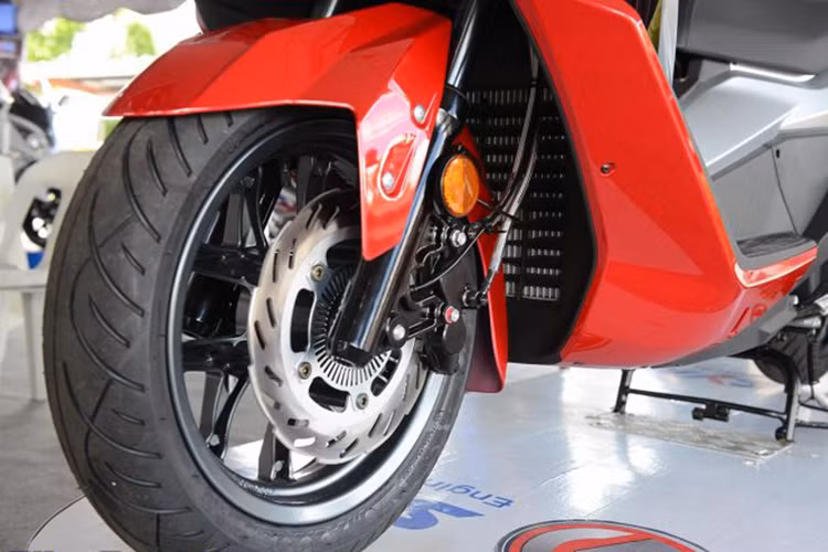 Mẫu maxiscooter này trang bị giảm xóc ống lồng thủy lực phía trước và trụ lò xo đôi phía sau. Trang bị an toàn gồm hệ thống phanh đĩa trước sau, đường kính lần lượt 260 và 240 mm. Cả phanh đĩa trước và sau của xe đều được trang bị hệ thống chống bó cứng phanh ABS tiêu chuẩn. Mâm xe hợp kim đa chấu 14 inch ở phía trước và 13 inch sau kèm lốp không săm.