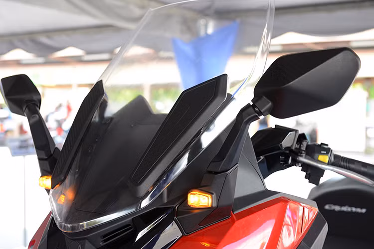 Được thiết kế với các đường nét thẳng, góc cạnh sắc nhọn kết hợp cùng các chi tiết trang trí nhựa đúc giả vân sợi carbon và sơn giả nhôm Cruisym 300i có vẻ ngoài đầy năng động và cá tính. Tuy nhiên chiếc xe cũng không "thon thả" và thể thao bằng phiên bản concept MAXSYM.