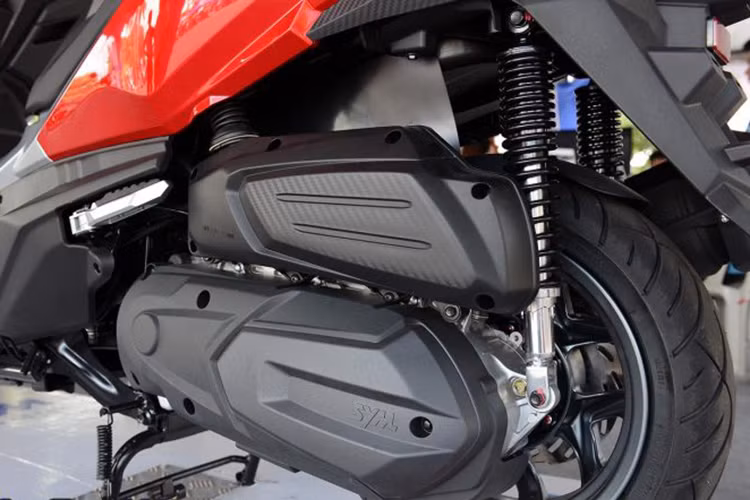 Điểm nhấn đặc biệt của Cruisym 300i đó là các công nghệ được SYM trang bị sẵn hoặc là tùy chọn trên xe. Chiếc xe được bán ra với hệ thống lái 3 chế độ Cruise - Normal - Sport, cổng sạc USB và ổ điện 12V trong hộp đựng găng tay. Thêm tiền, khách hàng còn có camera hành trình được giấu trong logo SYM ở phía trước.