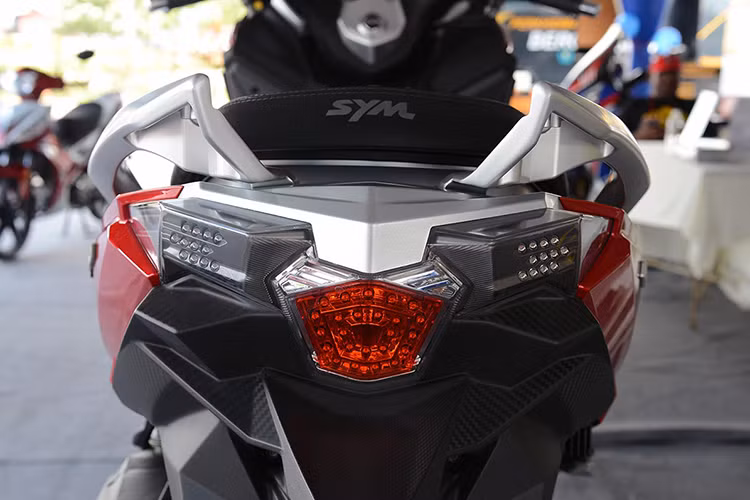 Giống như ở phần đầu xe, cùm đèn hậu phía sau cũng được thiết kế đầy cá tính với đèn hậu và xi nhan dạng lé, bao quanh là phần nhựa thiết kế với vân giả carbon đi kèm các chi tiết nhấn nhá sử dụng chất liệu mạ bạc.