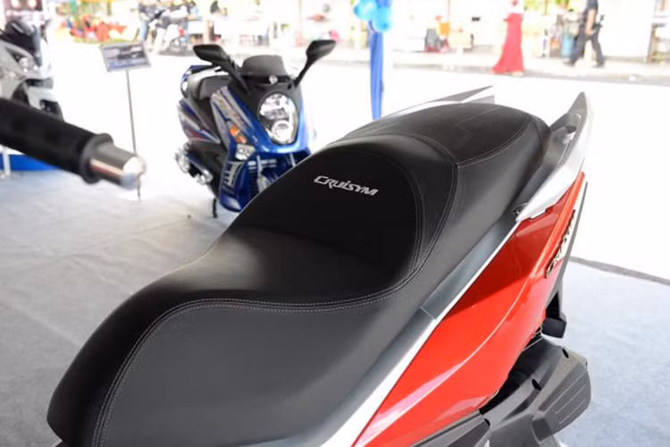 Yên xe được thiết kế dạng yên liền lớn với phàn người điều khiển dốc về phía trước, phía sau to bản được nâng cao. Tay xách phía sai dạng cia đôi dễ dàng sử dụng trong việc dắt xe lên xuống hay lắp thêm cốp đựng đồ.