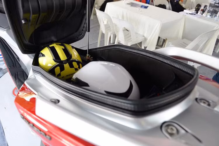 Gioongs như nhiều mẫu xe tay ga PKL khác, Cruisym 300i sở hữu khoang hành lý dưới yên rất rộng, với thể tích đủ để chứa được 2 mũ bảo hiểm full face. Do được thiết kế để hướng tới cả những hành trình dài trên cao tốc, chiếc xe cũng có bình nhiên liệu lớn với thể tích lên tới 12 lít.