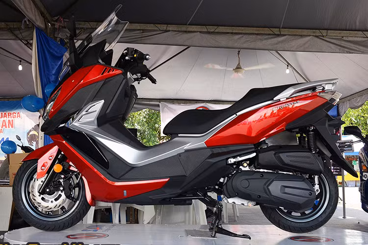 Những người quan tâm tới môtô chắc chắn sẽ nhận ra SYM Cruisym 300i chính là phiên bản thương mại của mẫu concept MAXSYM 500 được trưng bày tại triển lãm EICMA 2015, và cũng đã từng xuất hiện tại Việt Nam hồi tháng 4 tại triển lãm xe máy VMCS. So với bản concept, SYM Cruisym 300i đã có khá nhiều sự thay đổi.