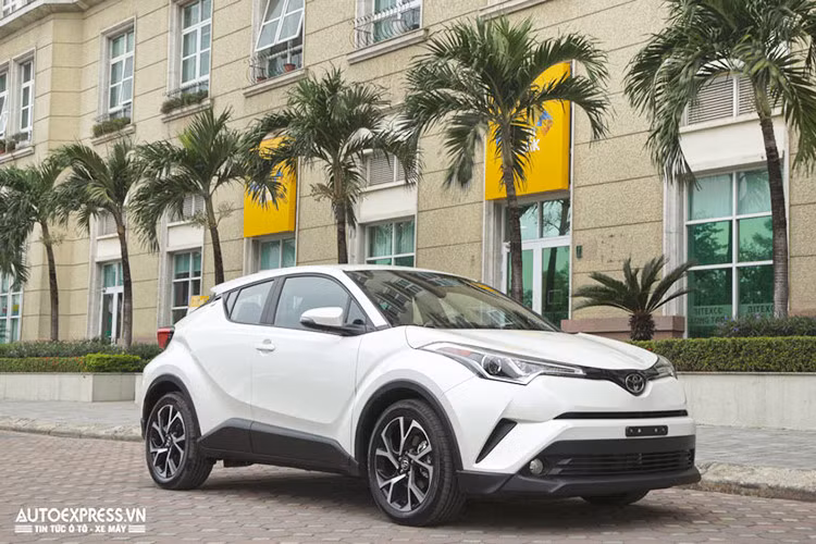 Tại Việt Nam, Toyota CH-R là mẫu crossover cỡ nhỏ được nhập về theo dạng nhập khẩu tư nhân, xe sử dụng động cơ 2.0L 4 xy-lanh thẳng hàng, cho công suất 144 mã lực ở vòng tua máy 6.100 vòng/phút, mô-men xoắn cực đại 188 Nm tại 3.900 vòng/phút, xe sử dụng hộp số vô cấp CVT.