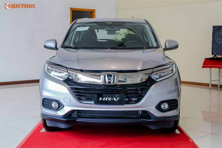 Mặc dù chưa ra mắt chính thức tại trường Việt (dự kiến sẽ được ra mắt chính thức vào tháng 9 hoặc 10/2018 tại triển lãm VMS 2018), hiện tại Honda HR-V 2018 đã được liên doanh Nhật Bản đem trưng bày khắp hệ thống đại lý cùng mức giá dưới 900 triệu đồng.