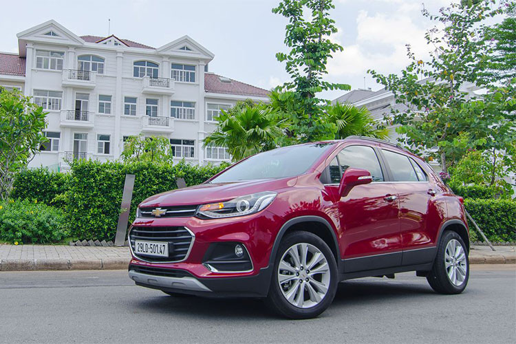 GM Việt Nam đã âm thầm khai tử Chevrolet Trax mới sau một thời gian phân phối, mẫu xe Trax từng được đánh giá là đối thủ cạnh tranh trực tiếp với “người đồng hương” Ford EcoSport, tuy nhiên Trax dường như bị “lép vế” về doanh số trước EcoSport và "chìm nghỉm" tại Việt Nam.