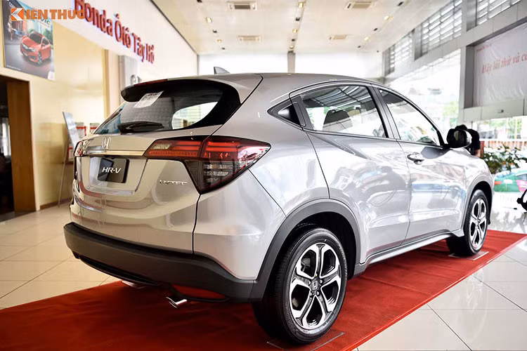 HR-V 2018 sắp có thể được bán ra với 2 phiên bản gồm: G và L (cao cấp) - 2 phiên bản đều sử dụng chung 1 động cơ 4 xy-lanh thẳng hàng SOHC i-VTEC dung tích 1.8 lít kết hợp với hộp số tự động vô cấp CVT.
