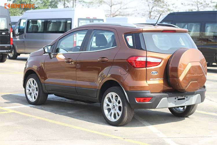 Xe có 02 tuỳ chọn động cơ mới gồm: Dragon 1.5L và EcoBoost 1.0L sử dụng hộp số tự động SelectShift 6 cấp, ngoại thất thiết kế phù hợp với nhu cầu và thị hiếu số đông người dùng, nội thất trang bị tiện nghi và hiện đại. Giá Ford EcoSport 2018 khá hấp dẫn - chỉ từ 545 đến 689 triệu đồng.