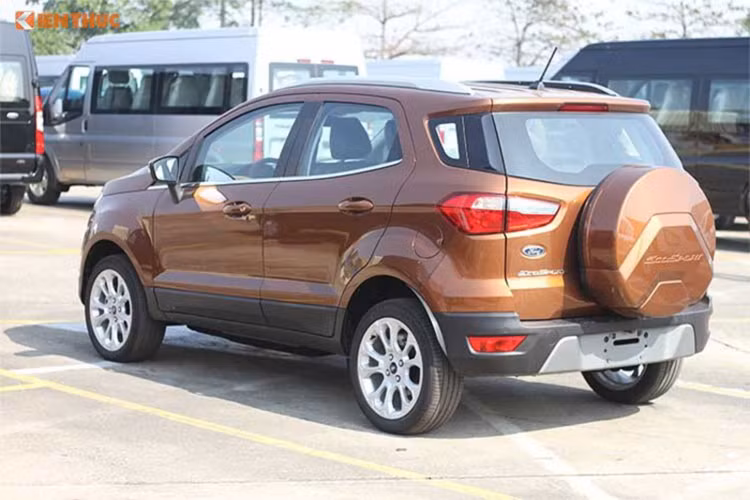 Xe có 02 tuỳ chọn động cơ mới gồm: Dragon 1.5L và EcoBoost 1.0L sử dụng hộp số tự động SelectShift 6 cấp, ngoại thất thiết kế phù hợp với nhu cầu và thị hiếu số đông người dùng, nội thất trang bị tiện nghi và hiện đại. Giá Ford EcoSport 2018 khá hấp dẫn - chỉ từ 545 đến 689 triệu đồng.