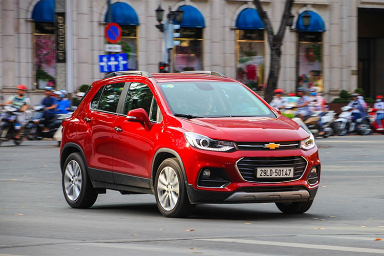 Một trong những lý do chính khiến mẫu xe Trax bị người tiêu dùng quay lưng là do giá bán khá cao. Chevrolet Trax được trang bị động cơ Turbo Ecotec 1.4L, sản sinh mô-men xoắn cực đại 200Nm và công suất tối đa 140 mã lực lớn nhất trong phân khúc kết hợp hộp số tự động 6 cấp.