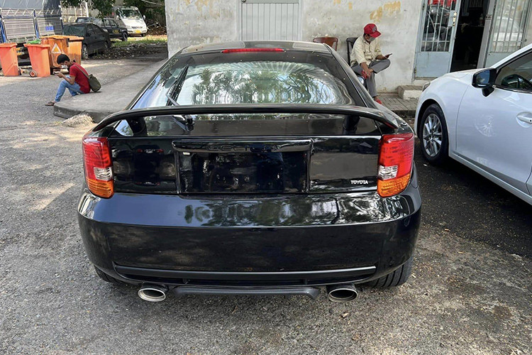 Được biết, chiếc Toyota Celica hàng hiếm số sàn trong bài viết này thuộc thế hệ thứ 7, mang mã T230, sản xuất từ năm 1999 đến 2006. Celica thế hệ thứ 7 được lắp ráp bởi Kanto Auto Works tại nhà máy Higashi Fuji ở Susono, tỉnh Shizuoka, Nhật Bản. 