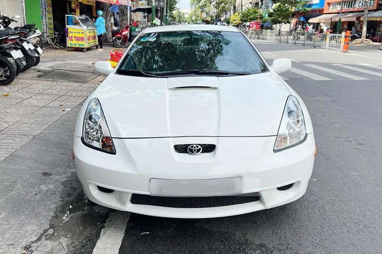 Được biết, về nguyên bản chiếc Toyota Celica này sở hữu màu sơn trắng, nhưng sau đó nó được ông Đặng lê Nguyên Vũ đổi sang ngoại thất đen bằng phương pháp wrap. Bộ mâm đa chấu kép tối màu được chuyển sang xám bạc. Hai bên hông xe xuất hiện ký hiệu UN quen thuộc thường xuyên xuất hiện trên những chiếc xe của “Qua” Vũ.