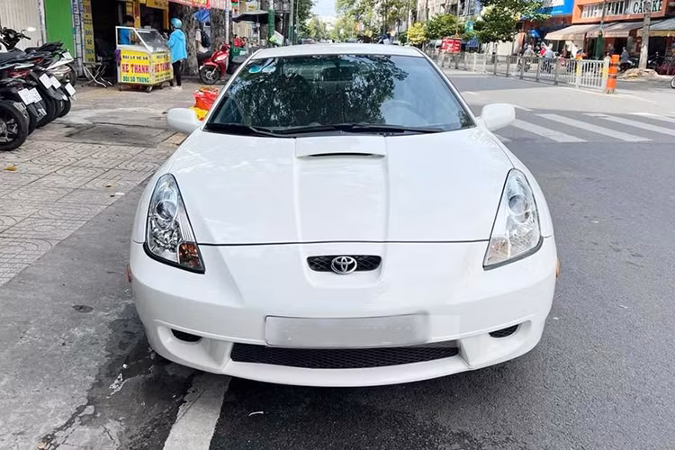 Được biết, về nguyên bản chiếc Toyota Celica này sở hữu màu sơn trắng, nhưng sau đó nó được ông Đặng lê Nguyên Vũ đổi sang ngoại thất đen bằng phương pháp wrap. Bộ mâm đa chấu kép tối màu được chuyển sang xám bạc. Hai bên hông xe xuất hiện ký hiệu UN quen thuộc thường xuyên xuất hiện trên những chiếc xe của “Qua” Vũ.