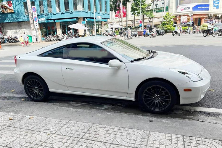 Hiện tại, khoang nội thất của chiếc Celica vẫn chưa được tiết lộ. Tuy nhiên, nhiều khả năng phần bệ tì tay trung tâm sẽ được gắn thêm ống đựng cà phê để phục vụ sở thích của ông chủ tập đoàn Trung Nguyên. Ngoài Celica, trong garage của ông Đặng Lê Nguyên Vũ còn nhiều mẫu JDM đáng chú ý khác như Acura NSX độc nhất Việt Nam, Toyota Supra thế hệ thứ 4, Toyota Supra thế hệ thứ 5, Honda S2000...