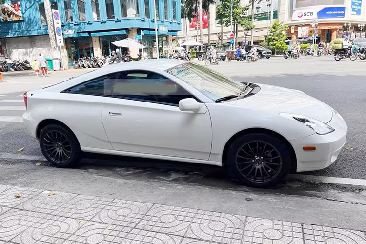 Hiện tại, khoang nội thất của chiếc Celica vẫn chưa được tiết lộ. Tuy nhiên, nhiều khả năng phần bệ tì tay trung tâm sẽ được gắn thêm ống đựng cà phê để phục vụ sở thích của ông chủ tập đoàn Trung Nguyên. Ngoài Celica, trong garage của ông Đặng Lê Nguyên Vũ còn nhiều mẫu JDM đáng chú ý khác như Acura NSX độc nhất Việt Nam, Toyota Supra thế hệ thứ 4, Toyota Supra thế hệ thứ 5, Honda S2000...