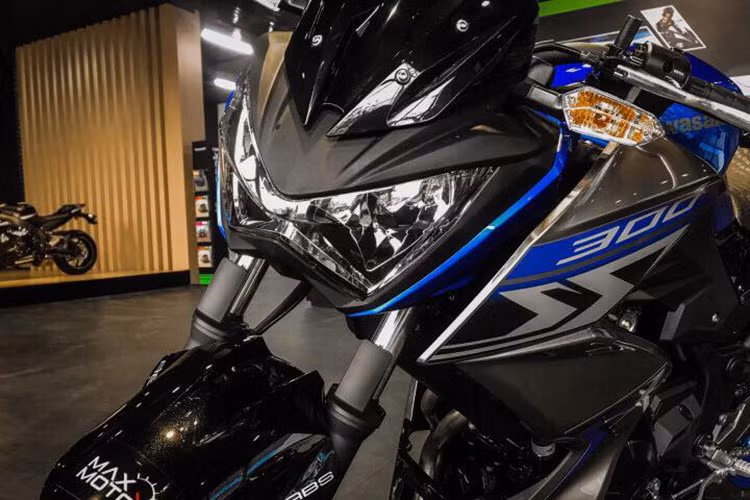 Thân của mẫu xe này có hai yếm bên bình xăng (cánh gà) với tạo hình chữ Z khá to và rộng, khiến cho ngoại hình của Z300 lớn hơn khi so với một số chiếc naked-bike khác trong cùng phân khúc 300 phân khối. Ngoài việc trang bị dàn tem đấu mới, bộ khung sườn và một số chi tiết của xe cũng đã được sửa đổi để đem đến tư thế ngồi thoải mái hơn.