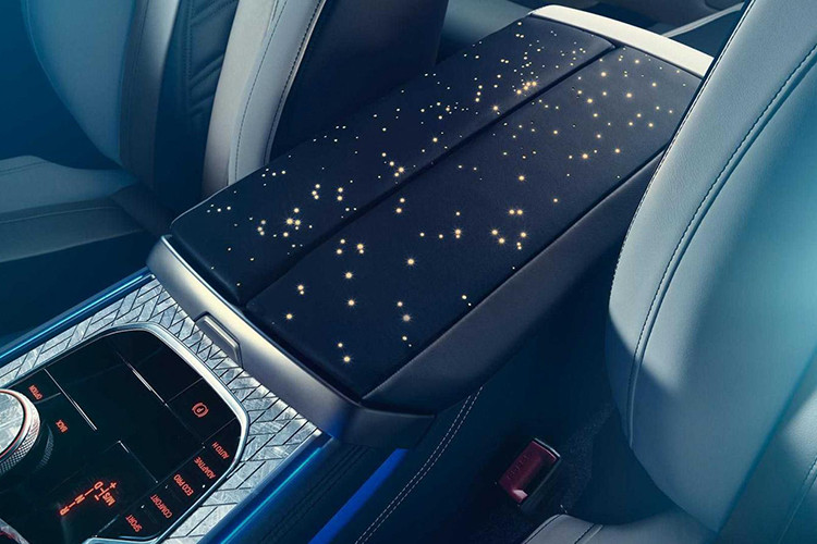 Trong đó, đáng chú ý nhất là nội thất với những mảnh thiên thạch nằm trên cụm điều khiển trung tâm, nút bấm khởi động máy, cần số và núm xoay iDrive chỉnh hệ thống thông tin giải trí.