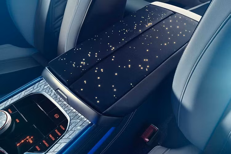 Trong đó, đáng chú ý nhất là nội thất với những mảnh thiên thạch nằm trên cụm điều khiển trung tâm, nút bấm khởi động máy, cần số và núm xoay iDrive chỉnh hệ thống thông tin giải trí.