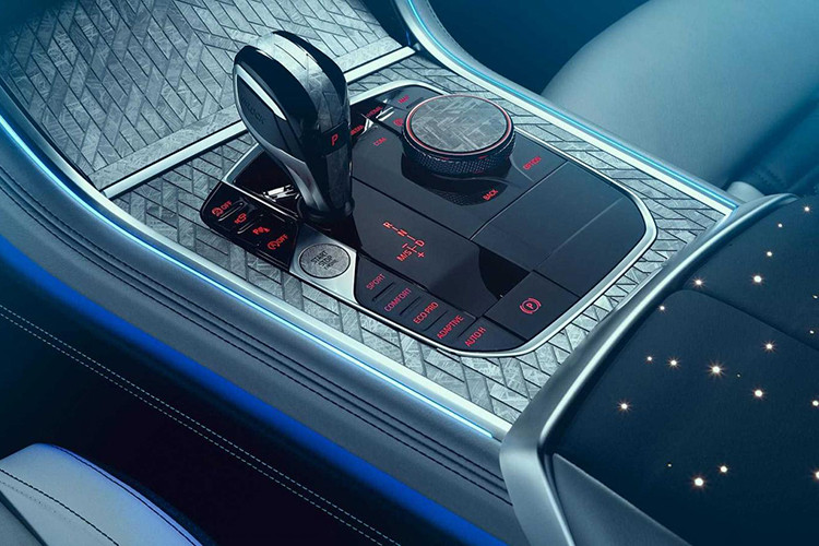 Vân Widmanstätten được hình thành từ các tinh thể sắt - niken dài ở những thiên thạch có tuổi thọ khoảng 10 triệu năm. Nằm ngay đằng sau cụm điều khiển trung tâm ấn tượng này là bệ tì tay với những bóng LED trông như chòm sao trên trời.