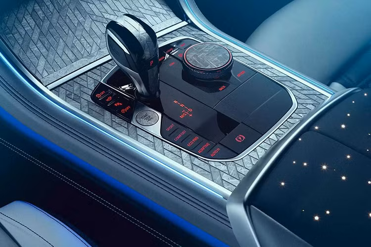 Vân Widmanstätten được hình thành từ các tinh thể sắt - niken dài ở những thiên thạch có tuổi thọ khoảng 10 triệu năm. Nằm ngay đằng sau cụm điều khiển trung tâm ấn tượng này là bệ tì tay với những bóng LED trông như chòm sao trên trời.