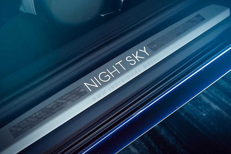 Trước khi bước vào trong xe, có thể thấy ốp bậc cửa của M850i Night Sky được ốp mảnh thiên thạch. Những chi tiết có mảnh thiên thạch được nhận diện bằng vân Widmanstätten. Cái tên này bắt nguồn từ một người sống ở thế kỷ 19 đồng thời cũng là người đầu tiên miêu tả kiểu vân này.