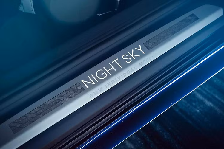 Trước khi bước vào trong xe, có thể thấy ốp bậc cửa của M850i Night Sky được ốp mảnh thiên thạch. Những chi tiết có mảnh thiên thạch được nhận diện bằng vân Widmanstätten. Cái tên này bắt nguồn từ một người sống ở thế kỷ 19 đồng thời cũng là người đầu tiên miêu tả kiểu vân này.