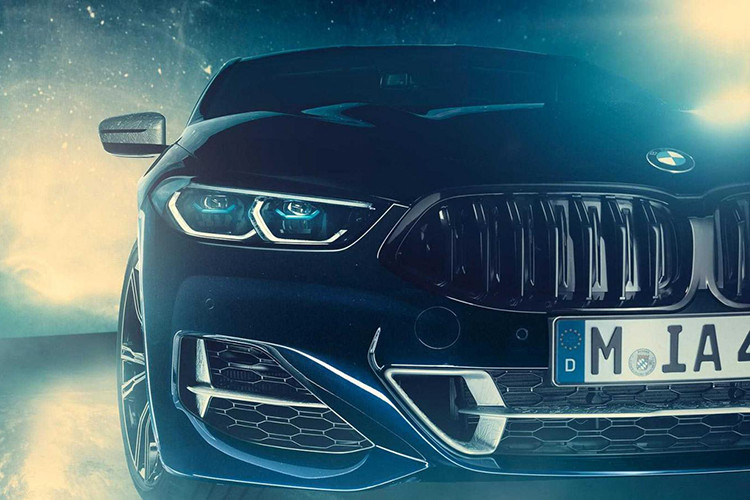 Sơn ngoại thất của xe màu đen, không ánh kim và tạo chiều sâu. Điều này khiến nhiều người liên tưởng ngay đến bầu trời khi nhìn ngắm BMW M850i Night Sky mới. Thân xe với các hốc gió thiết kế tinh tế.