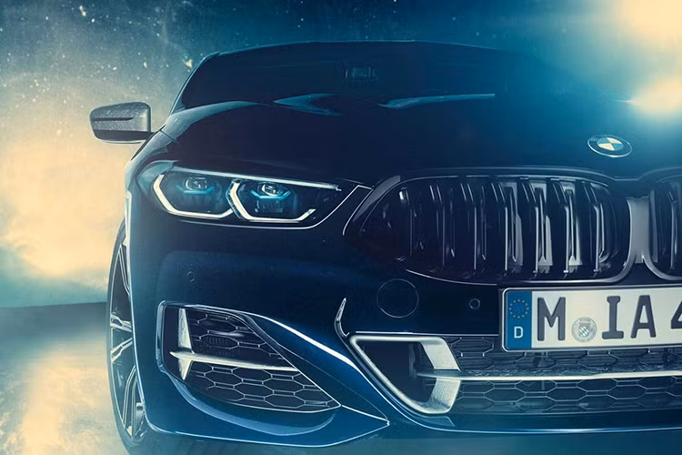 Sơn ngoại thất của xe màu đen, không ánh kim và tạo chiều sâu. Điều này khiến nhiều người liên tưởng ngay đến bầu trời khi nhìn ngắm BMW M850i Night Sky mới. Thân xe với các hốc gió thiết kế tinh tế.