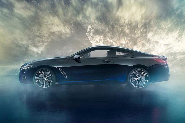 Theo BMW Individual, M850i Night Sky là chiếc xe có một không hai, được ra đời vào đúng thời điểm trên bầu trời xuất hiện mưa sao băng vào hôm 3/1/2019 vừa qua. Về thiết kế ngoại thất, mẫu xe mới của BMW này sở hữu bộ chẻ khí trước và viền khe gió bên sườn cũng được thiết kế theo phong cách tương tự.