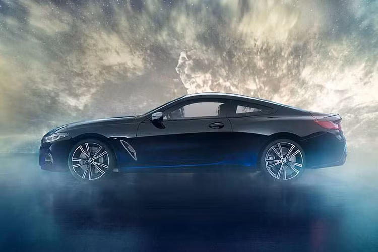 Theo BMW Individual, M850i Night Sky là chiếc xe có một không hai, được ra đời vào đúng thời điểm trên bầu trời xuất hiện mưa sao băng vào hôm 3/1/2019 vừa qua. Về thiết kế ngoại thất, mẫu xe mới của BMW này sở hữu bộ chẻ khí trước và viền khe gió bên sườn cũng được thiết kế theo phong cách tương tự.