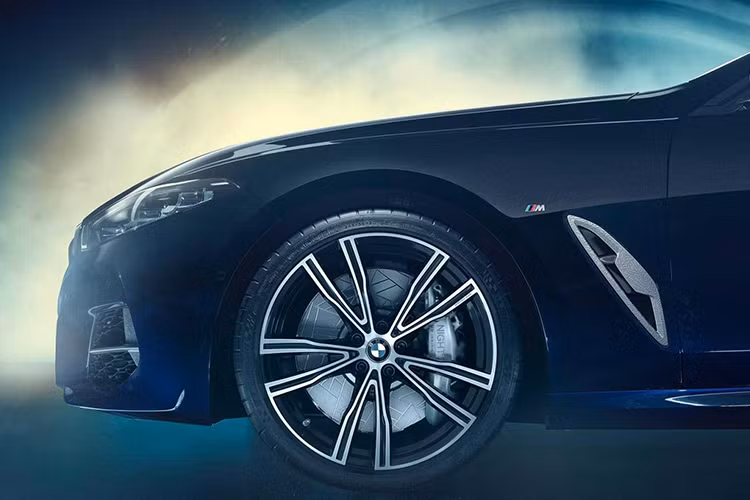 Có vẻ như động cơ của BMW M850i Night Sky không có gì khác so với phiên bản tiêu chuẩn. Do đó, "trái tim" của xe sẽ là động cơ xăng V8, tăng áp kép, dung tích 4,4 lít, tạo ra công suất tối đa 523 mã lực và mô-men xoắn cực đại 750 Nm tại tua máy chỉ 1.800 vòng/phút.