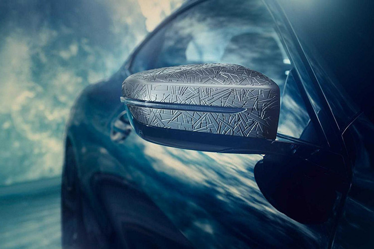 Tùy từng góc nhìn, chúng ta có thể thấy những khu vực nằm sát mặt đường của xe lại được sơn màu xanh dương San Marino Blue, tạo thêm vẻ ấn tượng cho ngoại thất. Vỏ gương ngoại thất khắc hình pha lê độc đáo. 