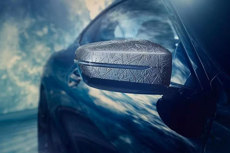 Tùy từng góc nhìn, chúng ta có thể thấy những khu vực nằm sát mặt đường của xe lại được sơn màu xanh dương San Marino Blue, tạo thêm vẻ ấn tượng cho ngoại thất. Vỏ gương ngoại thất khắc hình pha lê độc đáo. 