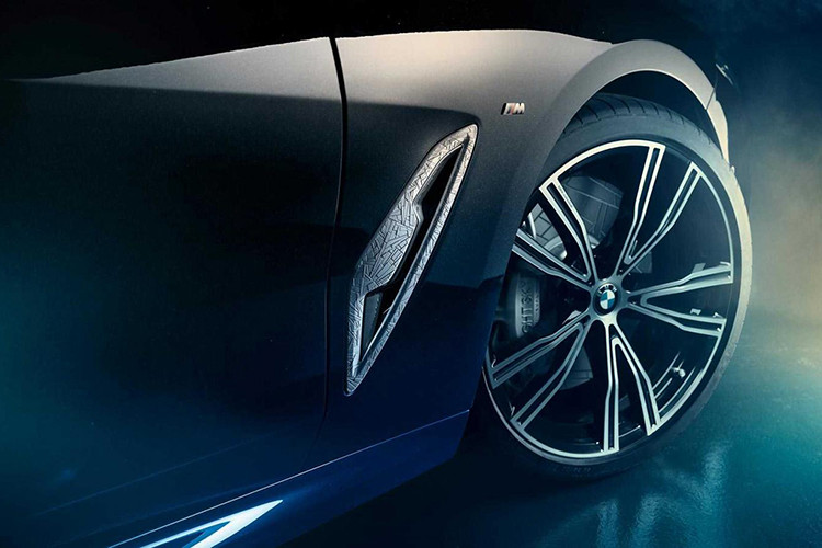 Xe được trang bị bộ mâm hợp kim 5 chấu kép. Đặc biệt, hãng xe ôtô BMW đã chế tạo cùm phanh in 3D cho M850i Night Sky. So với cùm phanh truyền thống dùng trên BMW 8-Series, loại in 3D này nhẹ hơn 30%. 