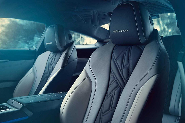 Ngay cả ghế và trần xe của M850i Night Sky cũng được khâu tạo hình vân Widmanstätten đày tinh tế và khác biẹt so với các chi tiết nội thất khác.