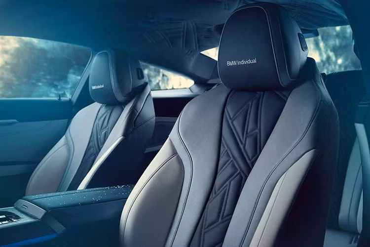 Ngay cả ghế và trần xe của M850i Night Sky cũng được khâu tạo hình vân Widmanstätten đày tinh tế và khác biẹt so với các chi tiết nội thất khác.