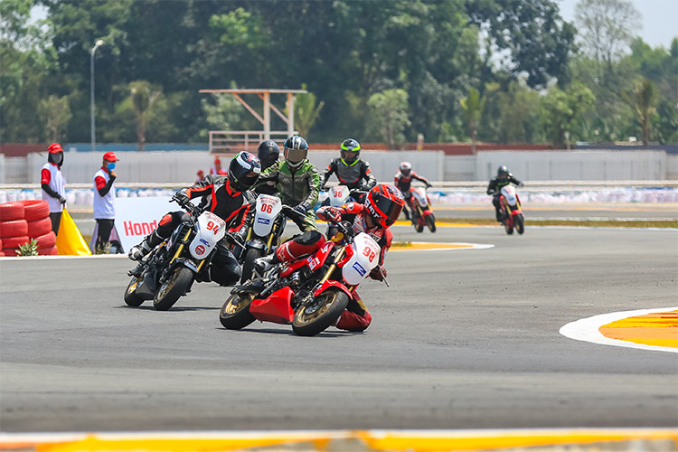 Một điều dễ nhận thấy ở tất cả các thể thức đấu xe máy Honda tại trường đua Đaị Nam, Bình Dương cuối tuần vừa qua đó chính là tính cạnh tranh cực cao của các tay đua ở nhiều vòng đấu, họ sẵn sàng áp rất sát đối thủ để chờ cơ hội bứt phá và tính toán cách thức ở từng chặng thi đấu. Với sự cạnh tranh khốc liệt, đây thực sự là một giải đấu đáng xem.