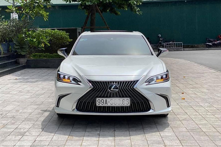 Với mức giá hơn 2,6 tỷ đồng cho chiếc sedan hạng sang Lexus ES 250 "chạy lướt" mang biển tỉnh trong bài viết này, nó cao hơn mức giá "đập thùng" khoảng gần 1 tỷ đồng. Tuy nhiên, đây được xem là một mức giá hợp lý cho các doanh nhân trẻ tại Bắc Ninh hoặc Hà Nội bởi mức giá đổi biển cũng không quá cao.
