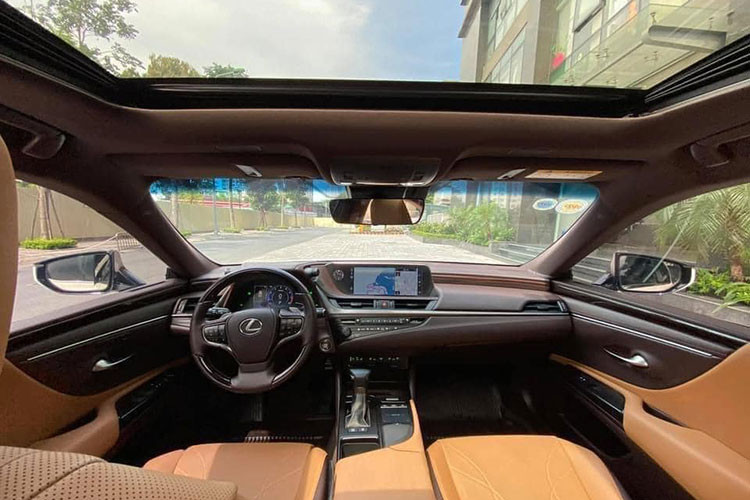Khoang nội thất của Lexus ES 250 bản nâng cấp 2020 không thật sự nổi bật so với các đối thủ cùng phân khúc. Nhưng là mẫu xe được thiết kế nhằm đem lại sự thoải mái hàng đầu cho người sử dụng, ES 250 mới luôn ưu tiên sử dụng những chất liệu thân thiện với con người như da cao cấp và gỗ tự nhiên để bọc ghế ngồi, vô-lăng, táp lô,… 